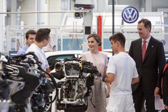La planta navarra de Volkswagen en Landaben recibió la visita de los Reyes para festejar el 50 aniversario de la inauguración de la factoría. :: L.R.M.