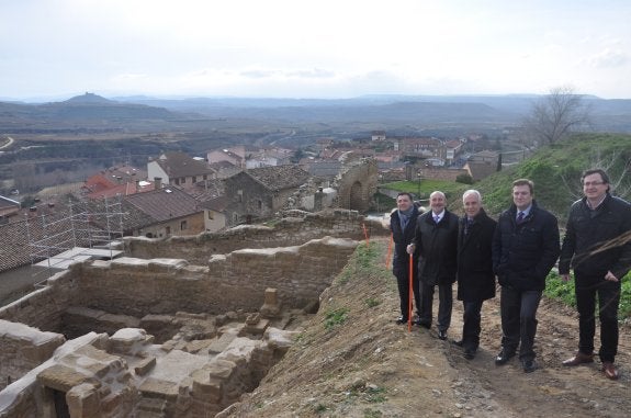 El presidente de La Rioja, el consejero de Fomento y el delegado de Gobierno visitaron las obras en la muralla junto al alcalde. :: 