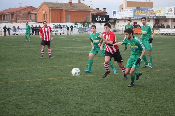 Mauleón, autor del empate, pelea por un balón. :: e.p.