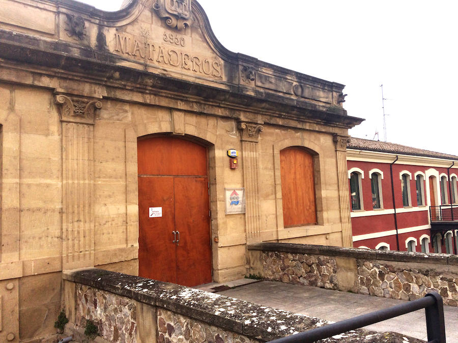 Vista general de la fachada norte del antiguo edificio del matadero de Logroño. 