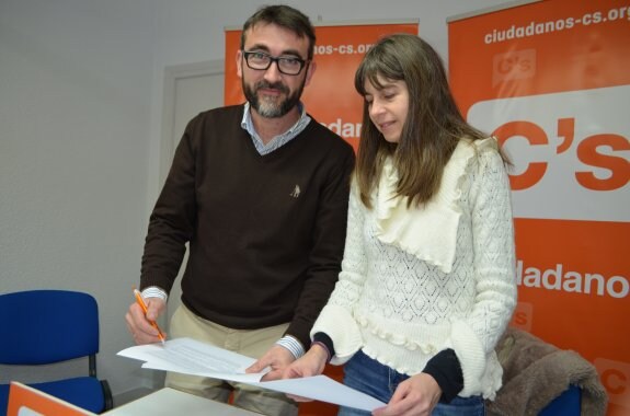 Rubén Jiménez y Cristina Moreno revisan sus enmiendas. :: i.á. 
