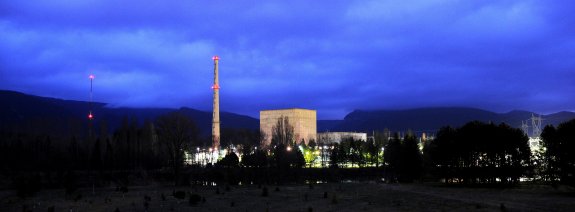 Vista exterior de la central nuclear de Garoña, unos meses antes de su cierre en el 2012. :: I. Pérez
