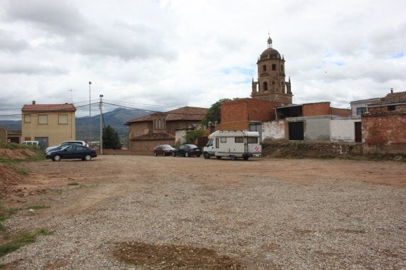 El Ayuntamiento estudia el acondicionamiento de aparcamientos próximos a la iglesia de San Cosme y San Damián, como la explanada que muestra la foto en las conocidas eras de Nicasio. :: E.P.