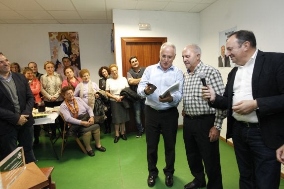 Ceniceros y Sanz flanquean a Santolaya, durante el homenaje que le tributó el PP. :: justo rodríguez