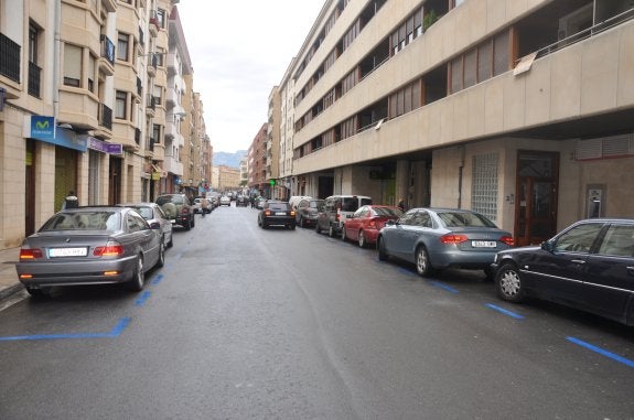 El Ayuntamiento plantea cambiar a batería la fila de la izquierda y aparcar marcha atrás. :: c.v.