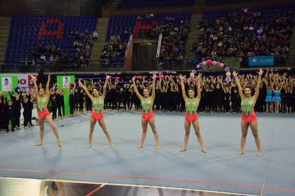 Las cinco componentes de la selección española saludan al público del Palacio