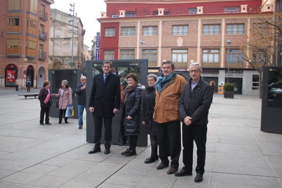 Las autoridades abrieron ayer la exposición en la plaza alfareña. :: E.p.