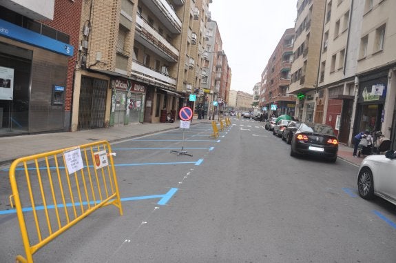 A media mañana las líneas de la zona azul ya estaban pintadas en oblicuo hacia atrás y se ha añadido la anterior zona de carga y descarga. :: c.v.