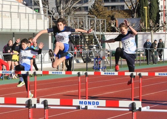 Complicada. Una de las pruebas de vallas disputadas el sábado en el Adarraga.