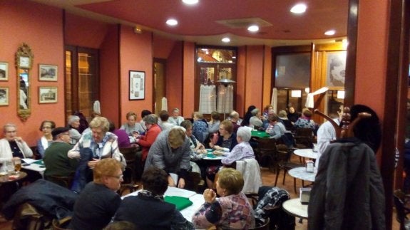 El Café Suizo es tradicional punto de reunión de los jarreros para echar la partida. :: lr