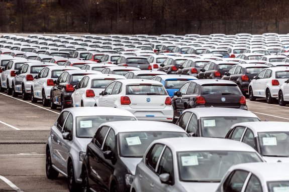 Volkswagen. Decenas de Polos aparcados en Landaben (Navarra).