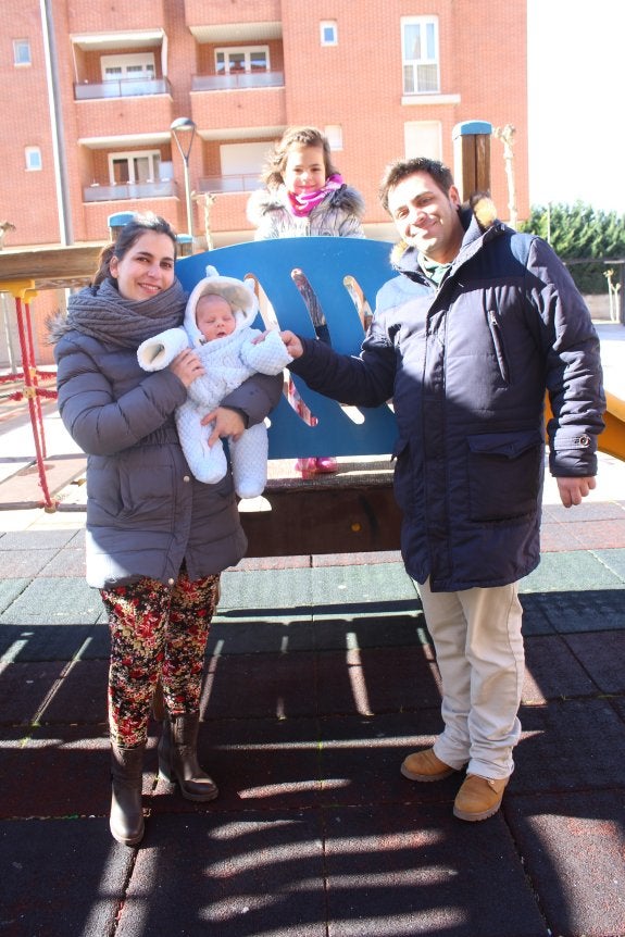 Isabel y Esteban junto a sus hijos, Úrsula y el pequeño Ismael. :: m.f.