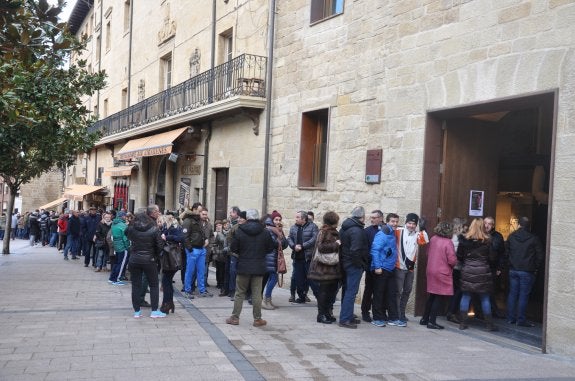 La fila para comprar las entradas llegaba hasta el museo del Torreón a las 10 de la mañana. :: c.v.