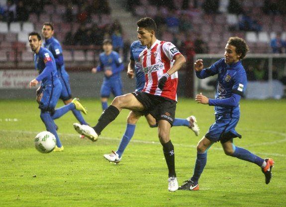 Marco André golpea el balón en el partido entre UD Logroñés y Fuenlabrada.  ::  juan marín
