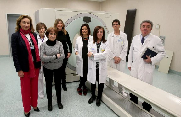 María Martín, Ana Ayensa, los doctores Marzo y Ramírez y personal de la Unidad de Medicina Nuclear, ayer en la sede del CIBIR. :: Juan Marín