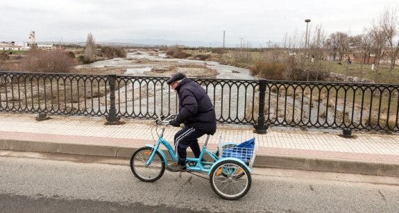 Una imagen desde el puente del Santo del río Oja, que baja caudaloso desde el pasado sábado. :: albo