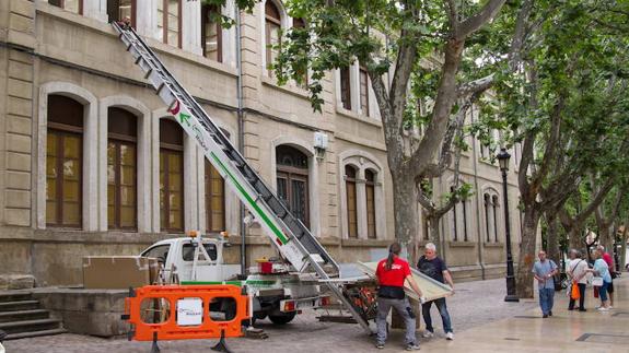 Traslado de equipos de construcción para la realización de las obras del Sagasta. 