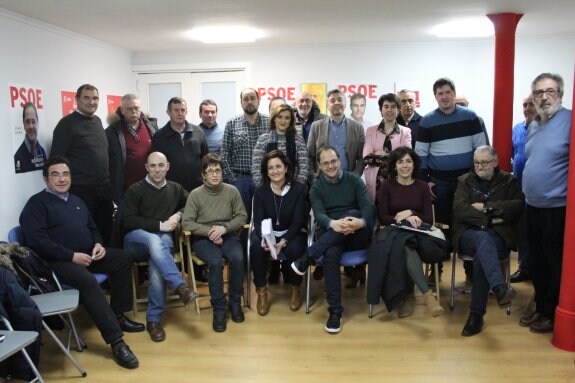 Andreu y Luena, en medio, posan con alcaldes y concejales socialistas de la comarca. :: D.M.A.