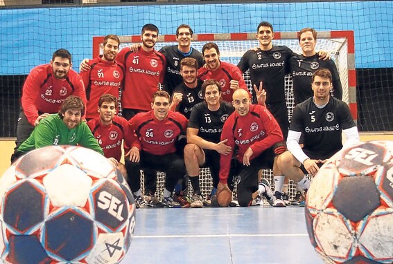 Los jugadores del Naturhouse posan sonrientes después del entrenamiento realizado anoche en el Tatran Handball Arena