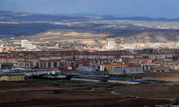 Panorámica de la ciudad de Logroño vista desde el sur. 