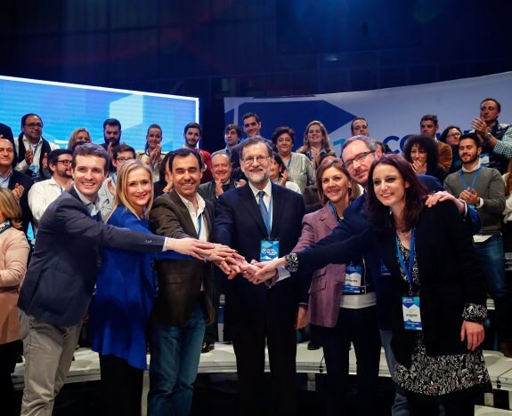Mariano Rajoy, rodeado de algunos de los dirigentes populares. :: óscar del pozo