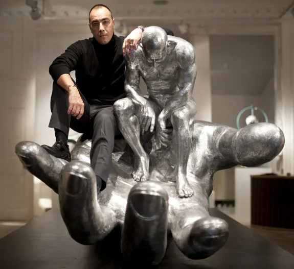Lorenzo Quinn posa en una exposición en Londres junto a su obra 'La mano de Dios'. :: afp