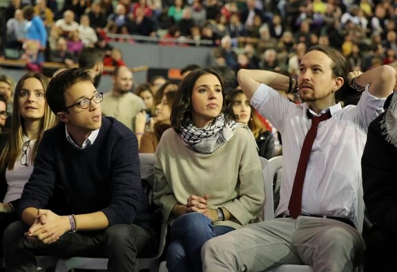 Íñigo Errejón, Irene Montero y Pablo Iglesias, ayer, poco antes de darse a conocer los resultados de las votaciones en Podemos. :: marta jara

