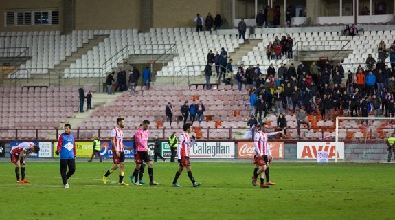 Los jugadores blanquirrojos que se quedaron a agradecer al público su apoyo se fueron cabizbajos al vestuario tras el empate frente al colista. 