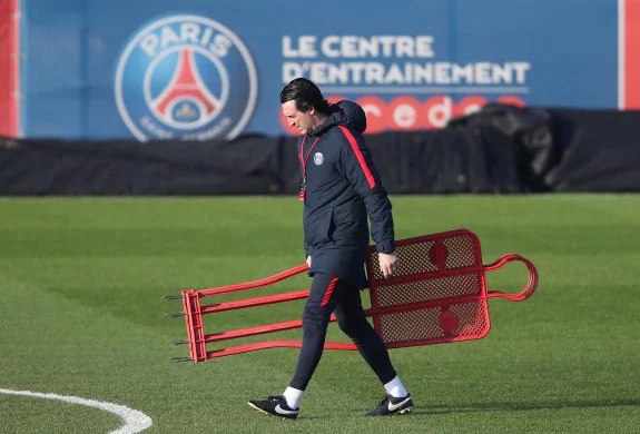 Unai Emery, durante el entrenamiento del París Saint-Germain en el campo de Ooredoo, cerca de Paris. :: Christian Hartmann / reuters

