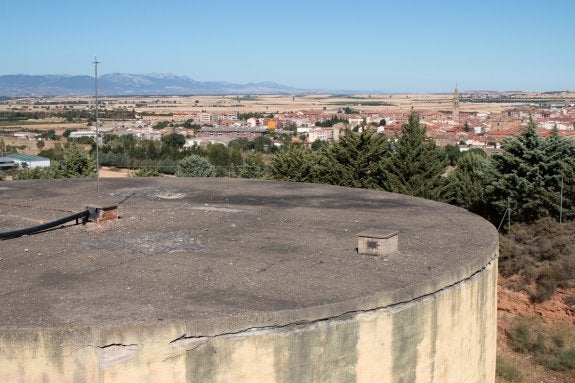 Depósito de agua de Santo Domingo de la Calzada, al fondo. ::