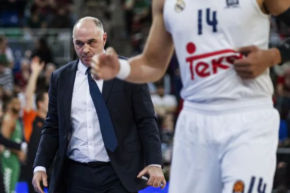 El entrenador del Real Madrid, Pablo Laso, durante el partido frente al Baskonia. :: a. ruiz de hierro / efe
