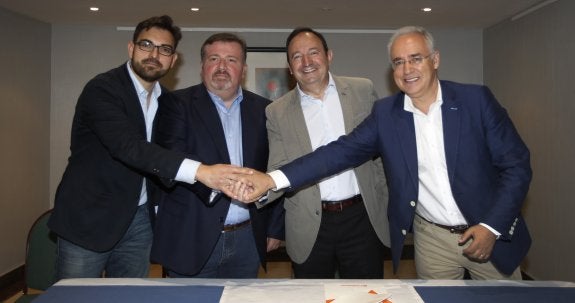 Ubis, Martínez Flaño, Pedro Sanz y José Ignacio Ceniceros tras firmar el pacto de investidura. RODRÍGUEZ
