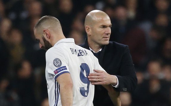 Karim Benzema es felicitado por Zinedine Zidane después de ser sustituido ante el Nápoles. :: reuters