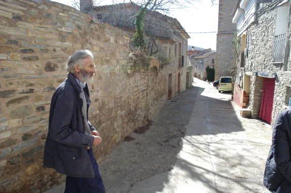 El alcalde de Navajún, Blas
Fernández, en la calle
principal del pueblo. :: s.s.j.