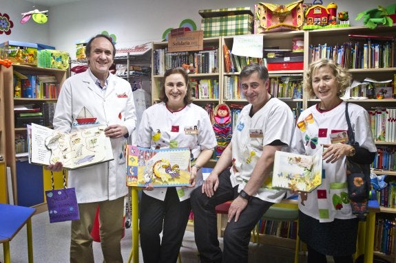 Eduardo, Ana, Jesús Mari y Alicia, voluntarios del Hospital Imaginario, en la sala de libros. :: j. rodríguez