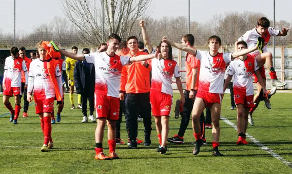 Los jugadores del Varea celebran su victoria. :: jonathan herreros
