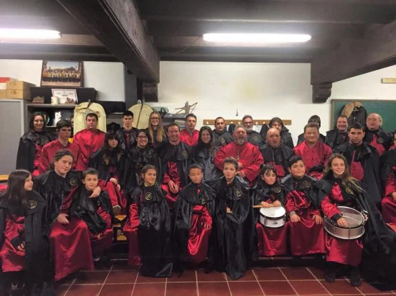 La Agrupación de Cornetas y Tambores de Haro posa con sus uniformes al acabar la Semana Santa 2016. 