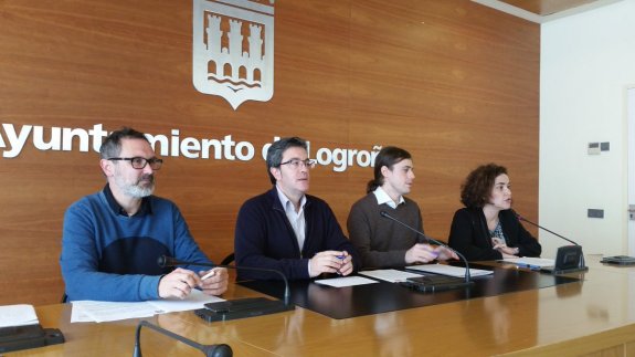 Antoñanzas, San Martín, Peña y Arraiz, en la rueda de prensa que ofrecieron ayer sobre el proyecto del solar de Maristas. :: la rioja