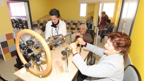 Varias personas realizan ejercicios en un centro de día. 