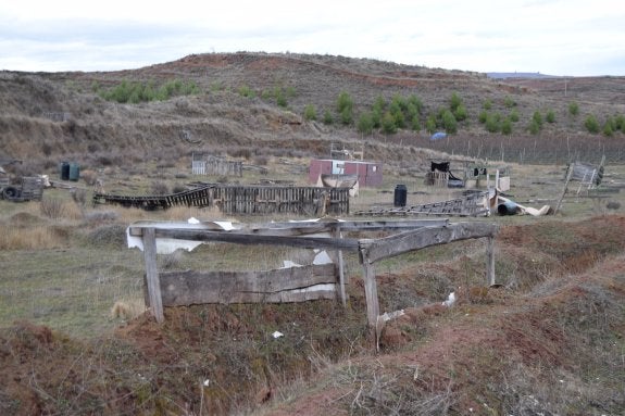 Aspecto que presenta el antiguo campo de juego de paintball de Nájera. :: 