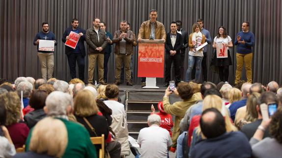 Pedro Sánchez se dirige a la concurrencia en el discurso que ha pronunciado esta mañana en Aldeanueva de Ebro. 