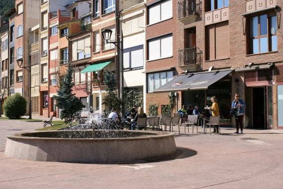 Terraza de bar situada en el Paseo del Descampado. :: 