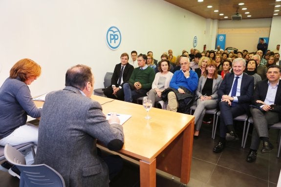 Bretón, Pérez Pastor, Gamarra, Ceniceros, González, Del Río y Cuevas escuchan a Pedro Sanz, durante la reunión de la junta directiva del PP. :: sonia tercero
