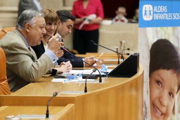 Pleno juvenil en el Parlamento de La Rioja organizado por Aldeas Infantiles en mayo del 2016. :: 