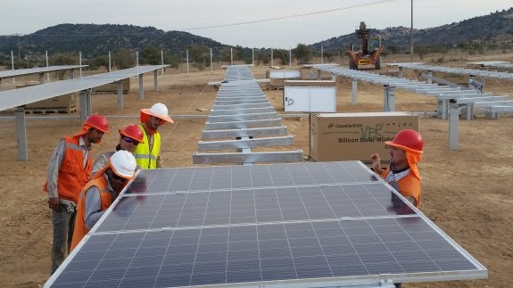 El logroñés Juan Carlos Escolar Gil, con chaleco amarillo, supervisa la instalación de unas placas solares en Chile. :: L.R.
