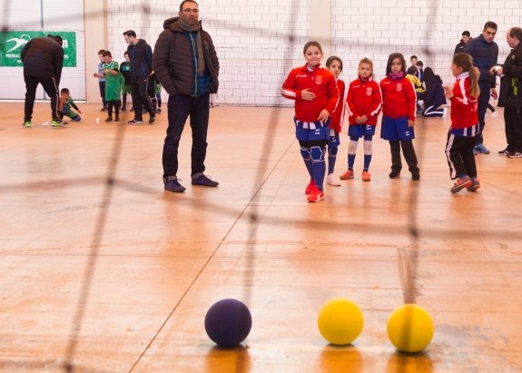 Unas niñas se ejercitan en el dominio del balón. 