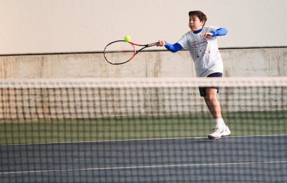 Un niño devuelve la pelota durante un partido de tenis, en una jornada anterior. :: Fernando Díaz