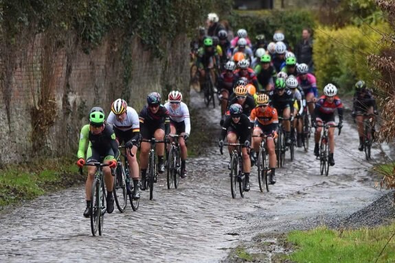 Sheyla Gutiérrez comanda el pelotón en un tramo de 'pavé' en la prueba que ganó el miércoles en Bélgica. :: Cylance
