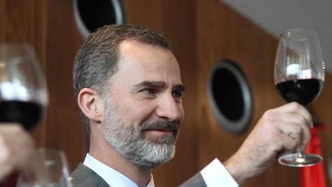 Felipe VI recibe 12 botellas de Rioja de añadas significativas en su vida