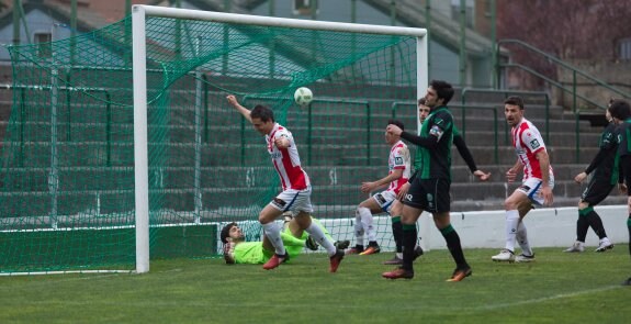 César Caneda celebra
su gol en Las Llanas, gol
que dio la victoria a
la UD Logroñés.
:: sonia tercero
